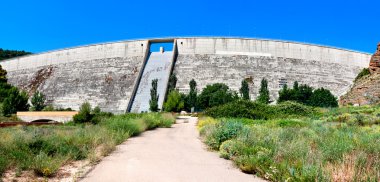 Nehri üzerinde baraj Casa O Val, Los Fayos, Aragon, İspanya