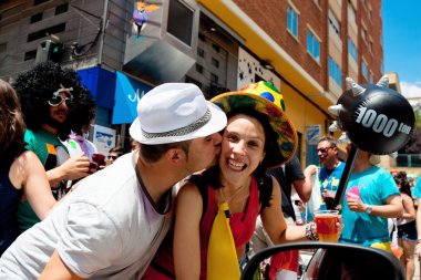 İnsanlar kostüm yıllık fiesta de San Juan eğleniyor. Soria. İspanya.