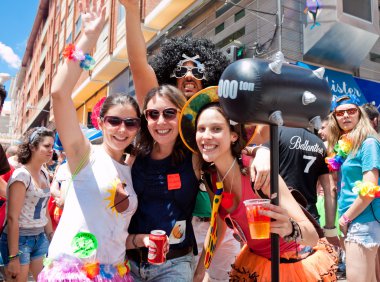 İnsanlar kostüm yıllık fiesta de San Juan eğleniyor. Soria. İspanya.