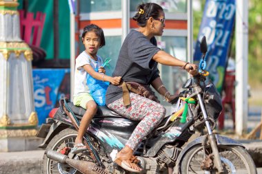 Anne ve çocuk Bangkok Tayland bir motosiklet sürme
