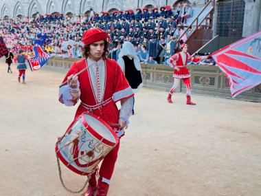 Parade önce başlamak-in yıllık geleneksel Palio di Siena at yarışı Ortaçağ kare 