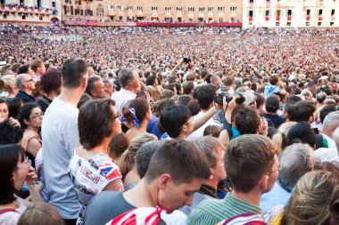 Ortaçağ meydanında yıllık geleneksel Palio di Siena at yarışının başlangıcı seyirci bakmak 