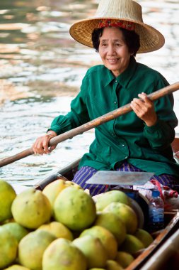 2 Mart 2014 Damnoen Saduak, Tayland tarihinde piyasalar yüzen, saleswomen