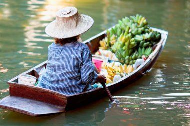pazarlamacı yüzen Pazar Damnoen Saduak, Tayland 