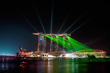 Marina Bay Sands hotel gece Singapur