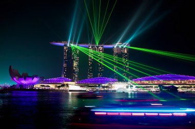 Marina Bay Sands hotel gece Singapur