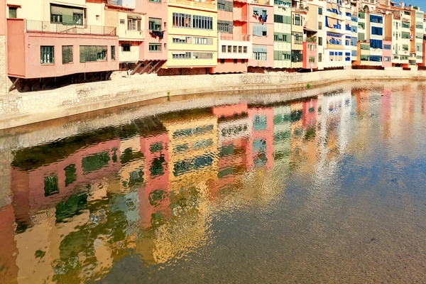 Barevné domy girona odráží v řece onyar — Stock fotografie