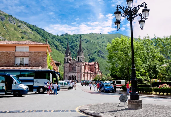 Basilique de Santa Maria à Covadonga est un endroit populaire pour les touristes et les pèlerins — Photo