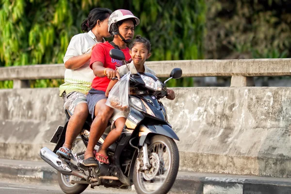 Annem ve babam bir çocukla Bangkok Tayland bir motosiklet sürme