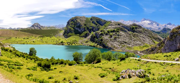 Lago Enol. Cantábrico. Covadonga. Astúrias. Espanha . — Fotografia de Stock