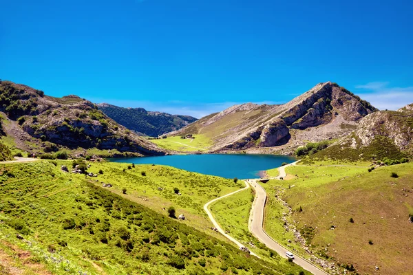 Lake Enol. Cantabrian. Covadonga. Asturias. Spain. — Stock Photo, Image