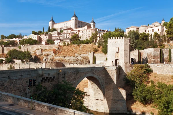 Alcazar, San Martin de brug, Toledo, Spanje — Stockfoto