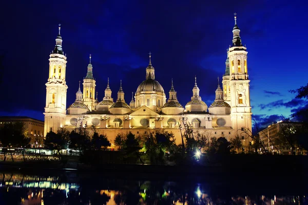 Katedralen och ebro floden i zaragoza. Aragonien, Spanien — Stockfoto