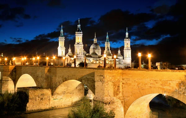 Ο καθεδρικός ναός και Έβρου ποταμού στη Σαραγόσα. Αραγκόν, Ισπανία — Φωτογραφία Αρχείου