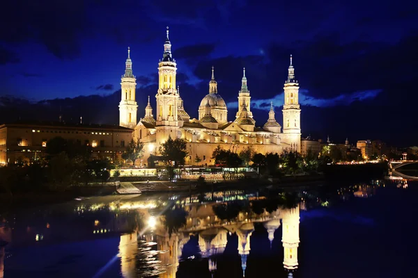 Katedralen och ebro floden i zaragoza. Aragonien, Spanien — Stockfoto