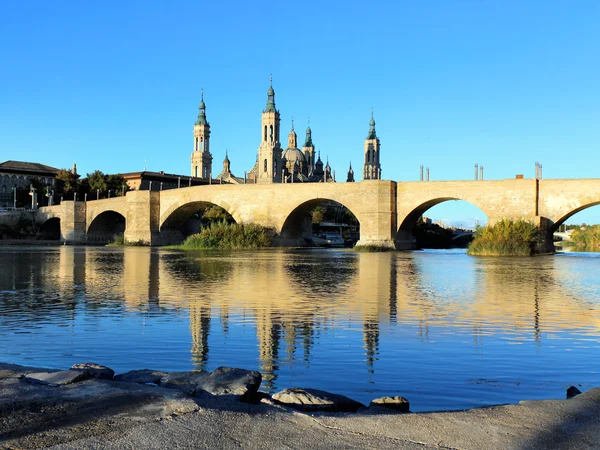 Katedra i ebro river w Saragossie. Aragon, Hiszpania — Zdjęcie stockowe