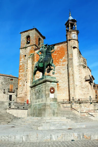 Saint Martin Kościoła i pomnik Fransisco Pisarro. Trujillo. — Zdjęcie stockowe