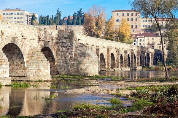 Pont sur la rivière Tormes. Salamanque, Espagne — Photo