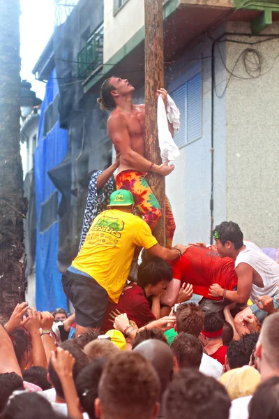 Bunol, Spain - August 28: Young people having fun on Tomatina fe — Stock Photo, Image