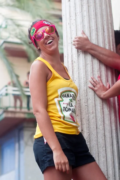 Bunol, İspanya - 28 Ağustos: eğlenceli Tomatina fes üzerinde genç kadın — Stok fotoğraf