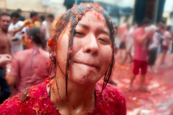 Bunol, Espagne - 28 août : La jeune fille aux tomates concassées rit — Photo