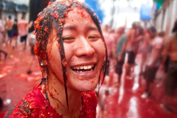 Bunol, Espagne - 28 août : La jeune fille aux tomates concassées rit — Photo