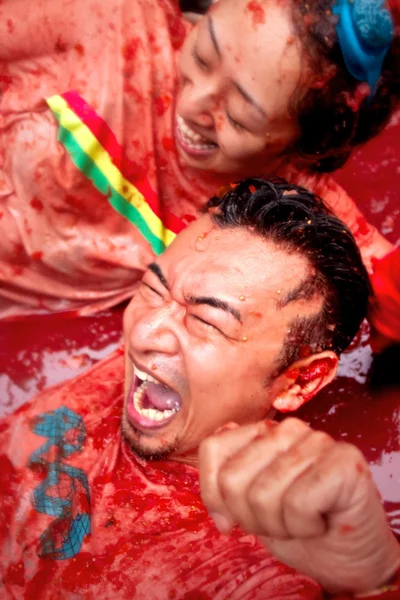 Bunol, Spanje - augustus 28: jongeren plezier op tomatina fe — Stockfoto