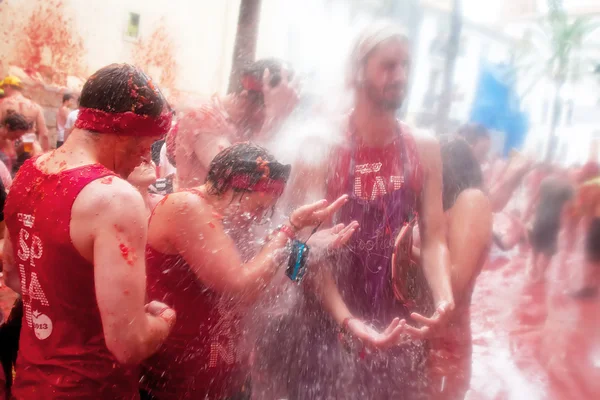 Буньоль, Испания - 28 августа: Молодые люди веселятся на Tomatina fe — стоковое фото