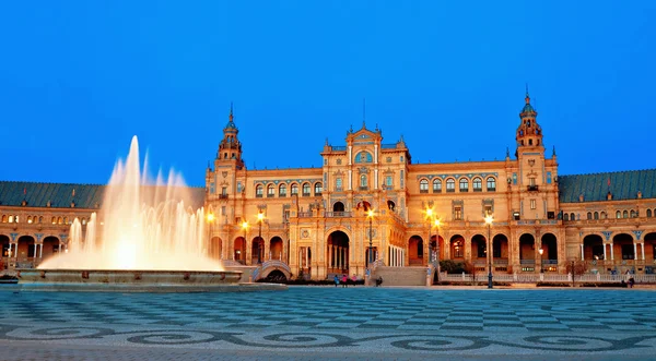 Brunnen und zentrales Gebäude an der Plaza de espana. Sevilla, Spanien — Stockfoto