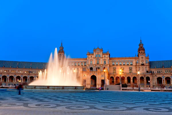 喷泉，广场中央大楼。塞维利亚，西班牙 — 图库照片