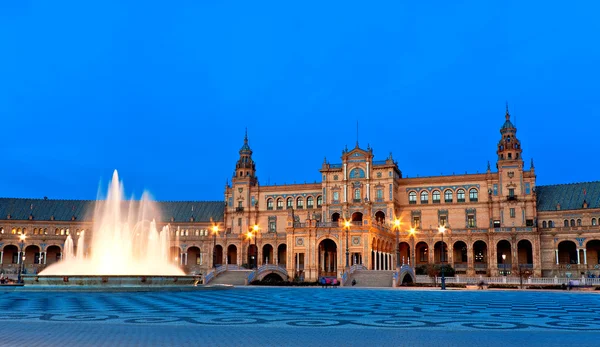 Brunnen und zentrales Gebäude an der Plaza de espana. Sevilla, Spanien — Stockfoto