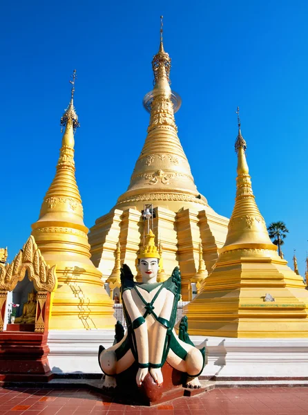 Pagoda Dorada en Myawaddy, Karen State, Myanmar —  Fotos de Stock