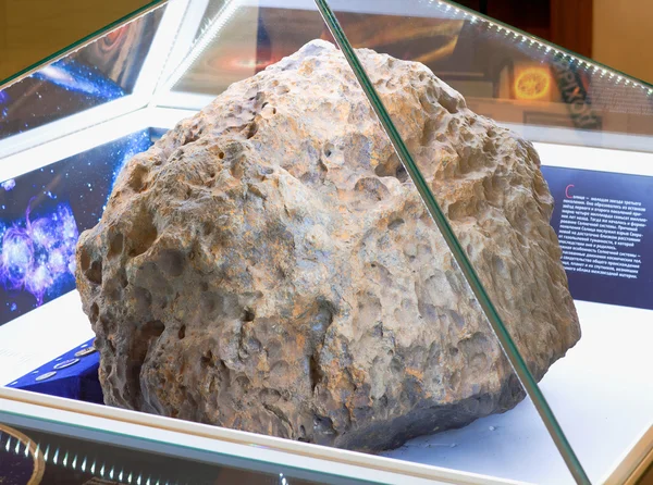 Largest part of meteorite "Chelyabinsk" weighing 500 kg, fallen into lake Chebarkul — Stock Photo, Image