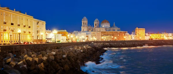 Catedral de Cádiz por la tarde. Muelle. Andalucía, España — Foto de Stock