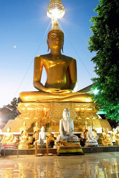 Estatua de Buda en un templo Mani Phraison en Mae Sot, Provincia — Foto de Stock