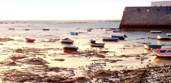 Castillo mural de Santa Catalina con barcos envejecidos en primera línea, Cádiz, Andalucía, España — Foto de Stock