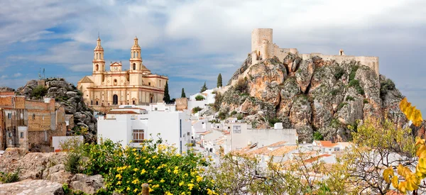 Parroquia de Nuestra Señora de la Encarnación y fuerte en Olvera. Provincia o — Foto de Stock