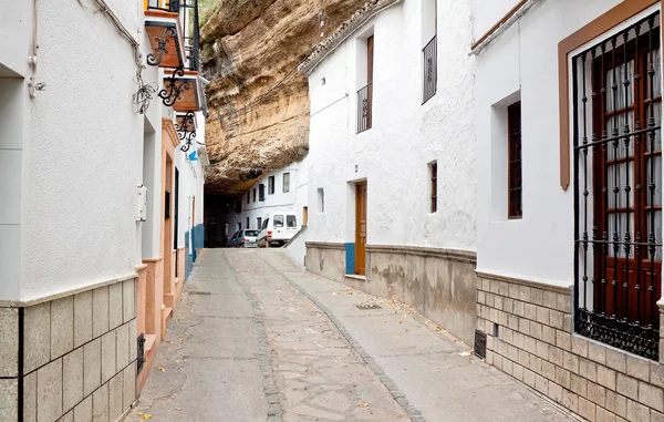 Rua com moradias embutidas em penhascos de rocha acima do Rio Trejo . — Fotografia de Stock