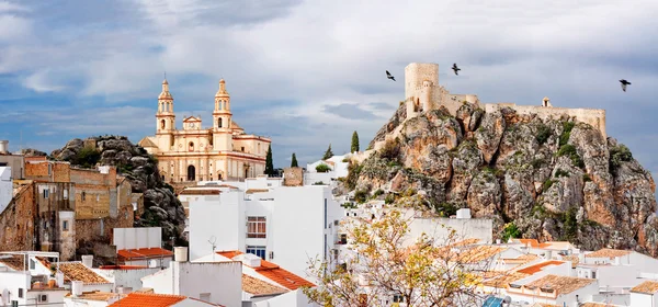 Parroquia de Nuestra Señora de la Encarnación y fuerte en Olvera. Provincia o — Foto de Stock