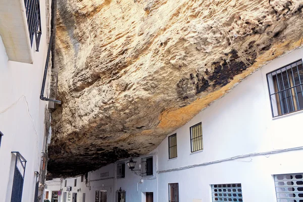 Strada con abitazioni costruite nella roccia strapiombi sopra Rio Trejo . — Foto Stock