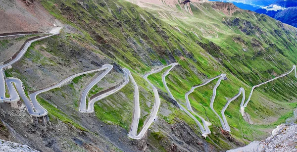 Yılan gibi dağ yolunda İtalya Alpleri'nde stelvio geçmek, passo de