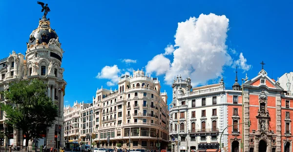 穿越 Calle 德阿尔卡拉和西班牙马德里在 Gran Via 大街 — 图库照片