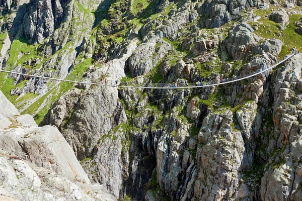 Trift Bridge, pont suspendu réservé aux piétons dans les Alpes. Canton — Photo