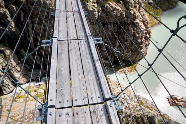 Trift Bridge, pont suspendu réservé aux piétons dans les Alpes. Canton — Photo