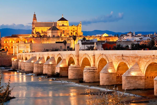 Římský most a guadalquivir řeky, Velká mešita, cordoba, spai — Stock fotografie