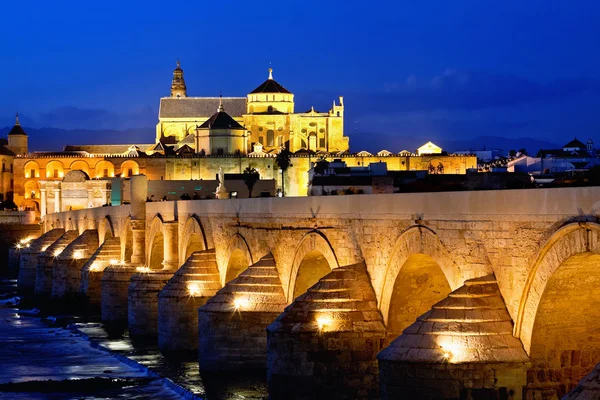 Římský most a guadalquivir řeky, Velká mešita, cordoba, spai — Stock fotografie