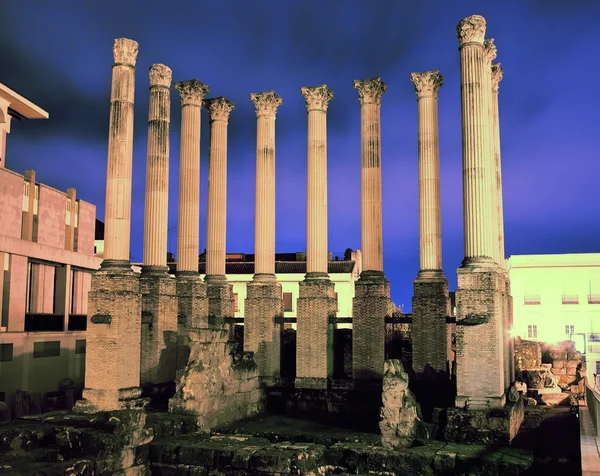 Ruinas del antiguo templo romano en la noche. Córdoba, España —  Fotos de Stock