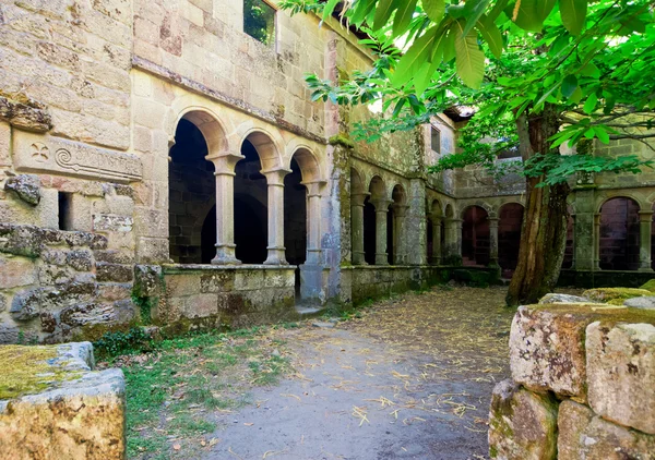 Mosteiro, Iglesia de Santa Cristina sobre el río Sil, Galicia, España . — Foto de Stock