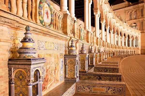 Plaza de España (Plaza de España) en Sevilla por la noche, España — Foto de Stock