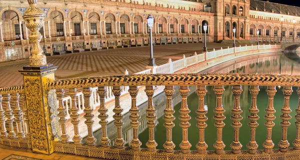 Ceramic fence. Spanish Square (Plaza de Espana) in Sevilla at ni — Stock Photo, Image